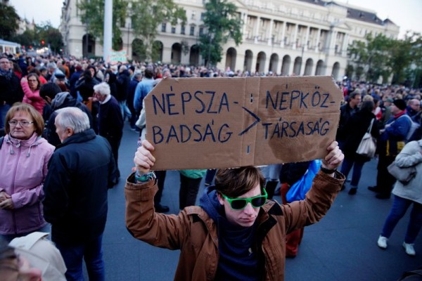 A demonstrator shows support for Nepszabadsag on October 8, 2016. EPA/Zoltan Balogh 