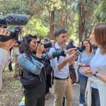 Renate Schroeder, direttrice della Federazione europea dei giornalisti e membro della delegazione Media Freedom Rapid Response in Italia, viene intervistata durante il sit-in dell'UsigRai davanti alla sede dell'emittente pubblica a Roma, il 16 maggio 2024.