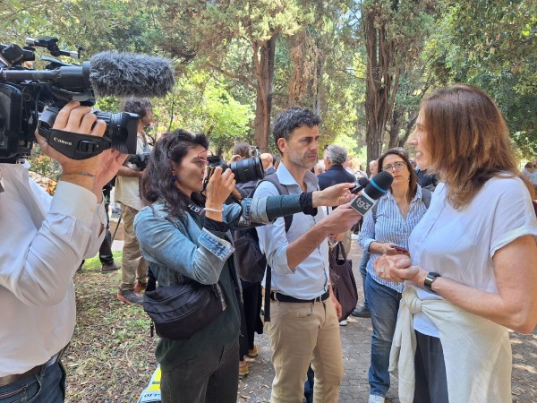 Renate Schroeder, direttrice della Federazione europea dei giornalisti e membro della delegazione Media Freedom Rapid Response in Italia, viene intervistata durante il sit-in dell'UsigRai davanti alla sede dell'emittente pubblica a Roma, il 16 maggio 2024.