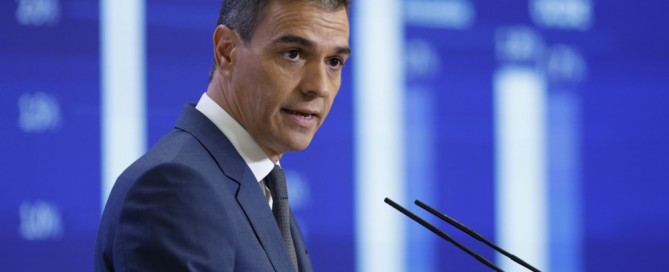 El presidente del Gobierno español, Pedro Sánchez, habla durante una rueda de prensa para evaluar el año político antes del receso estival, en el Palacio de la Moncloa, en Madrid, España, el 31 de julio de 2024. Créditos: EPA-EFE/MARISCAL