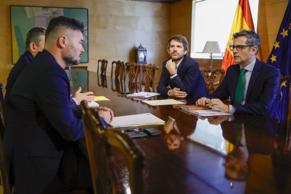 El ministro español de la Presidencia, Justicia y Relaciones con las Cortes, Félix Bolaños (d), y el ministro de Cultura, Ernest Urtasun (2 d), se reúnen con el portavoz parlamentario del partido independentista catalán ERC, Gabriel Rufián (i), y el diputado Francesc-Marc Álvaro Vidal, durante una ronda de conversaciones para alcanzar un acuerdo para un nuevo paquete de medidas para la regeneración democrática previsto por el Gobierno central, en el Congreso de los Diputados, en Madrid, España, el 23 de julio de 2024. Credits: epa11492397 EPA-EFE/ZIPI ARAGON