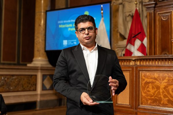 Hadi Torfi, assistant editor-in-chief of Independent Arabia, holding Mariam Abu Dagga’s award. Ronja Koskinen/IPI