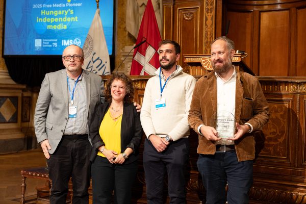 Representative of the Hungarian independent media with the Free Media Pioneer award. Ronja Koskinen/IPI
